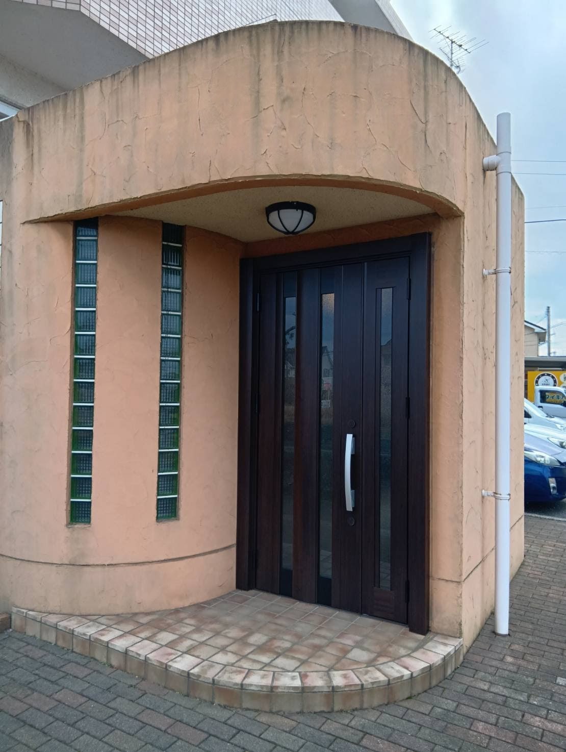 エントランスの印象を高める「LIXILリシェント親子ドア」への交換