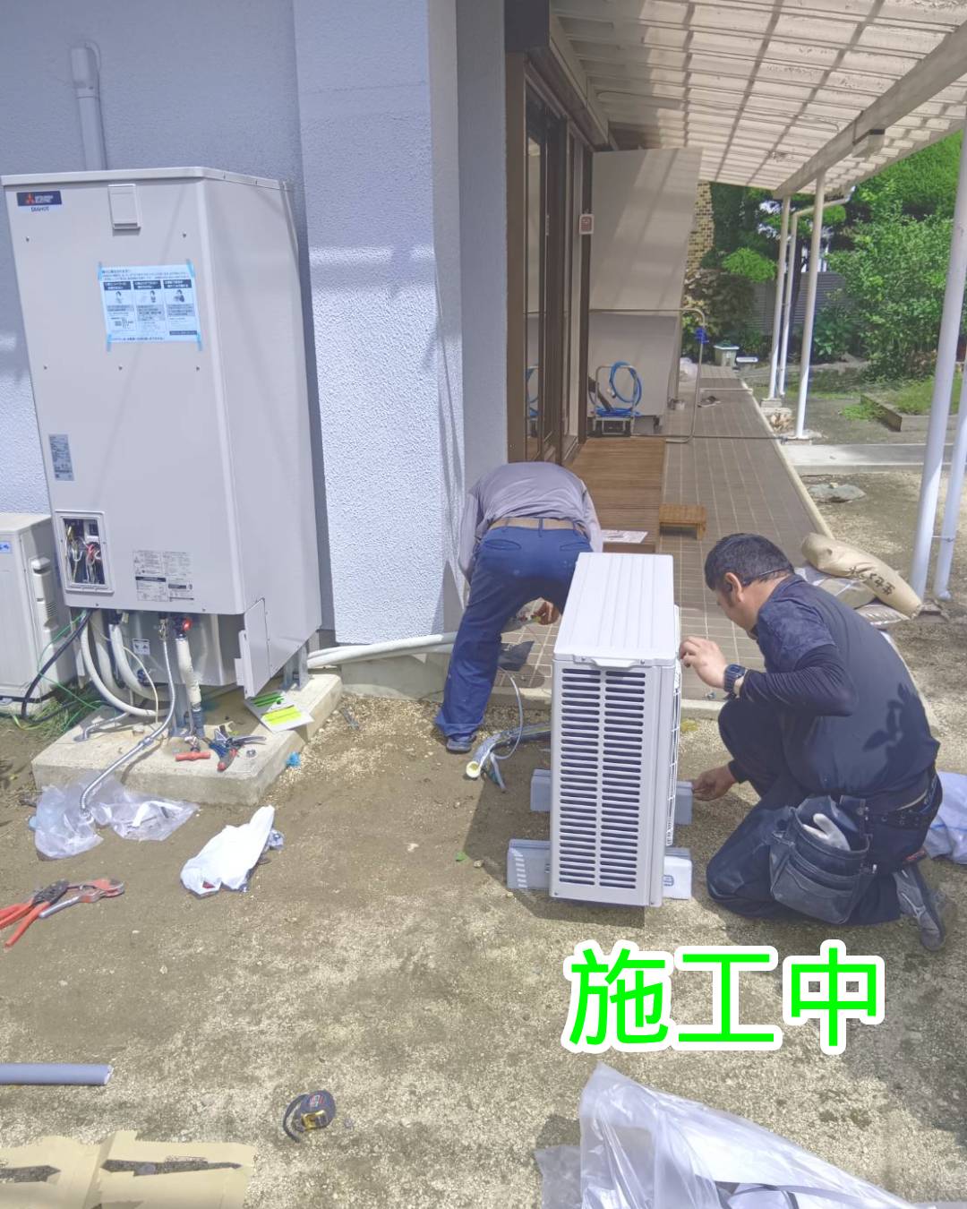 既存機器を撤去し、コンクリート台を新設してエコキュートを交換