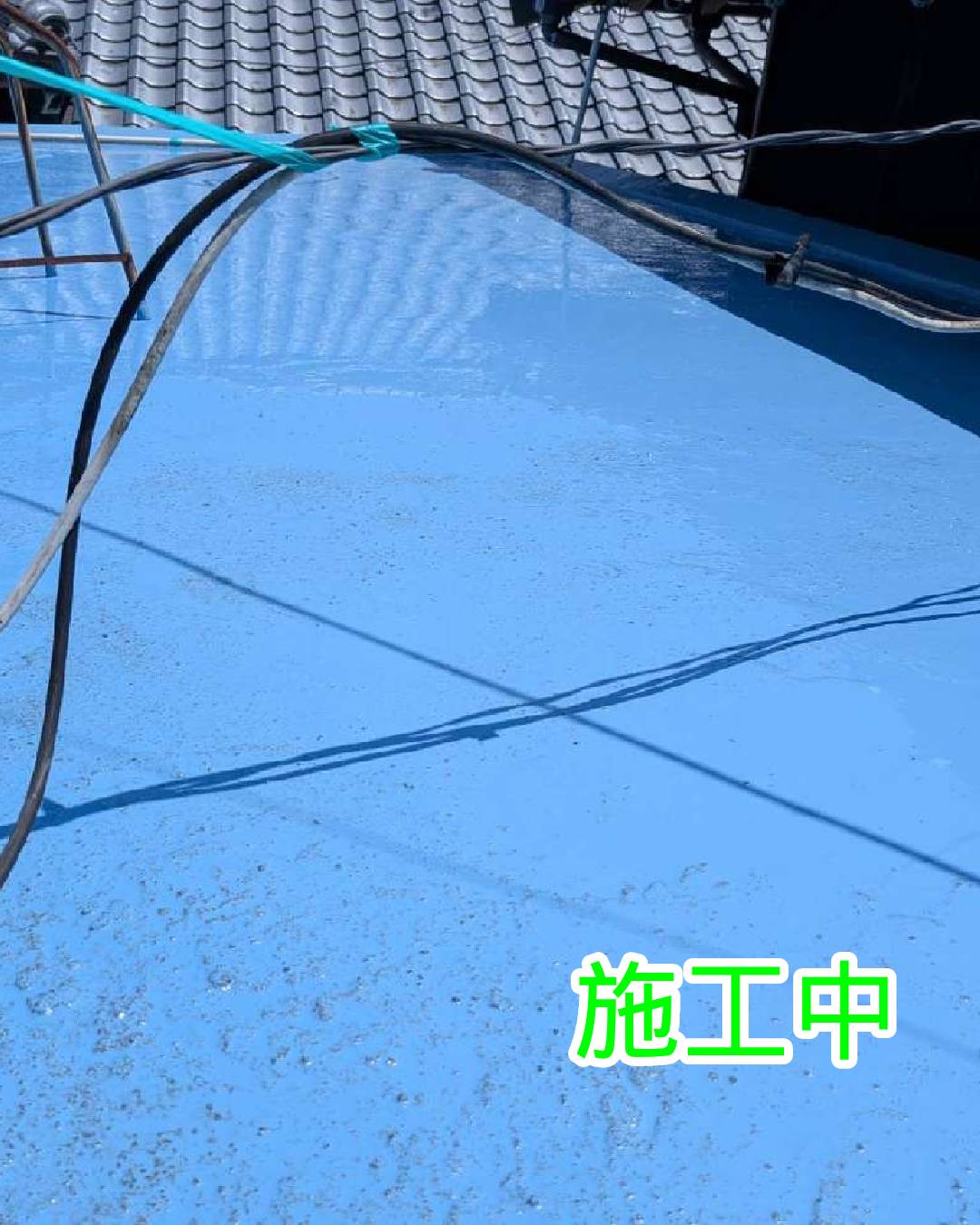 屋上の防水工事と、雨漏りによって影響を受けた室内天井の復旧をあわせて行いました。