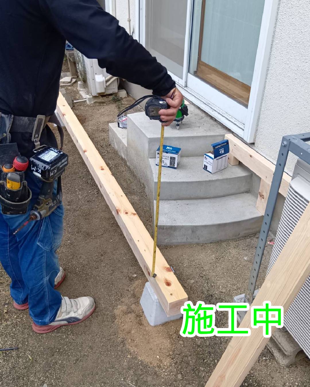 既存階段を活用した濡れ縁の新設と木材保護塗装