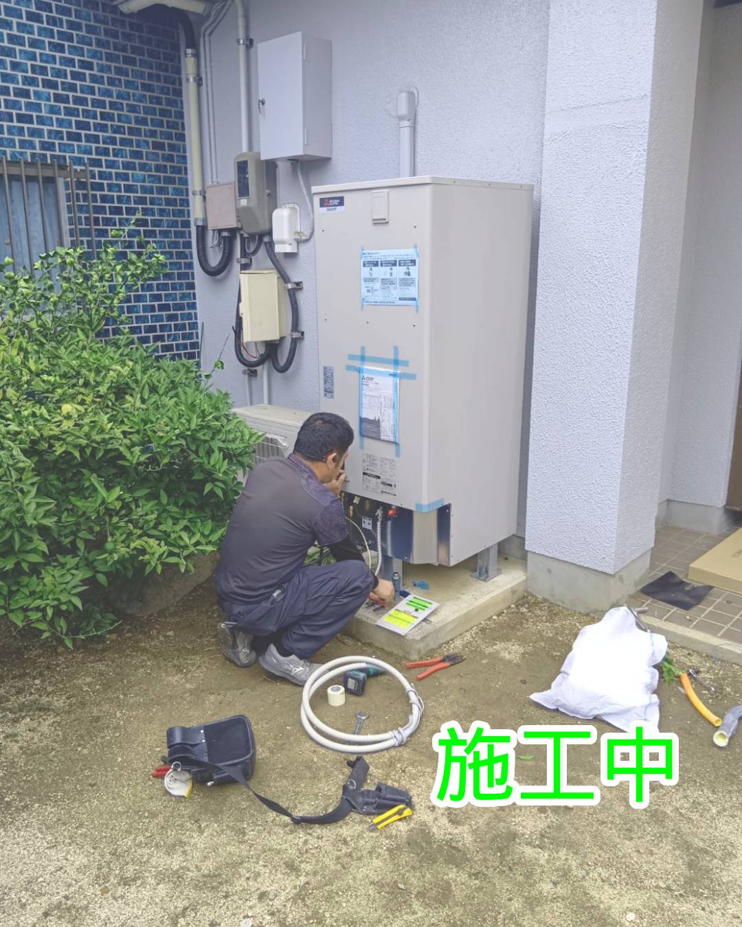 既存機器を撤去し、コンクリート台を新設してエコキュートを交換