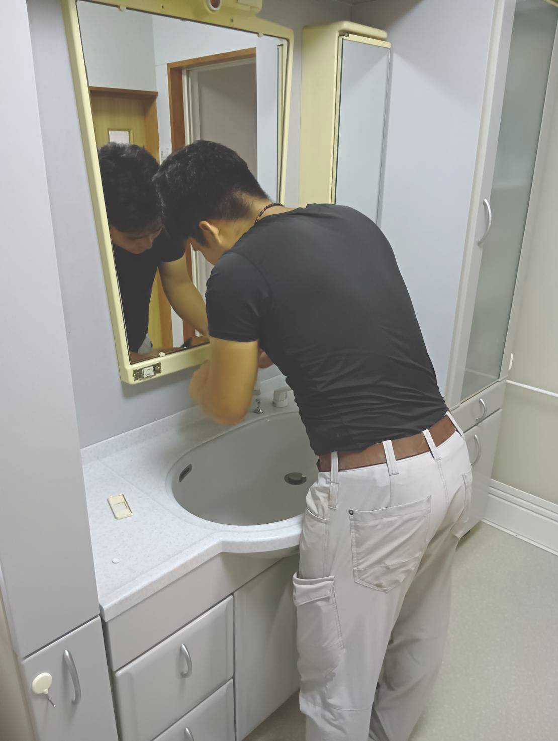 既存の構造を確認し、納まりと使いやすさを考えた三面鏡をご提案