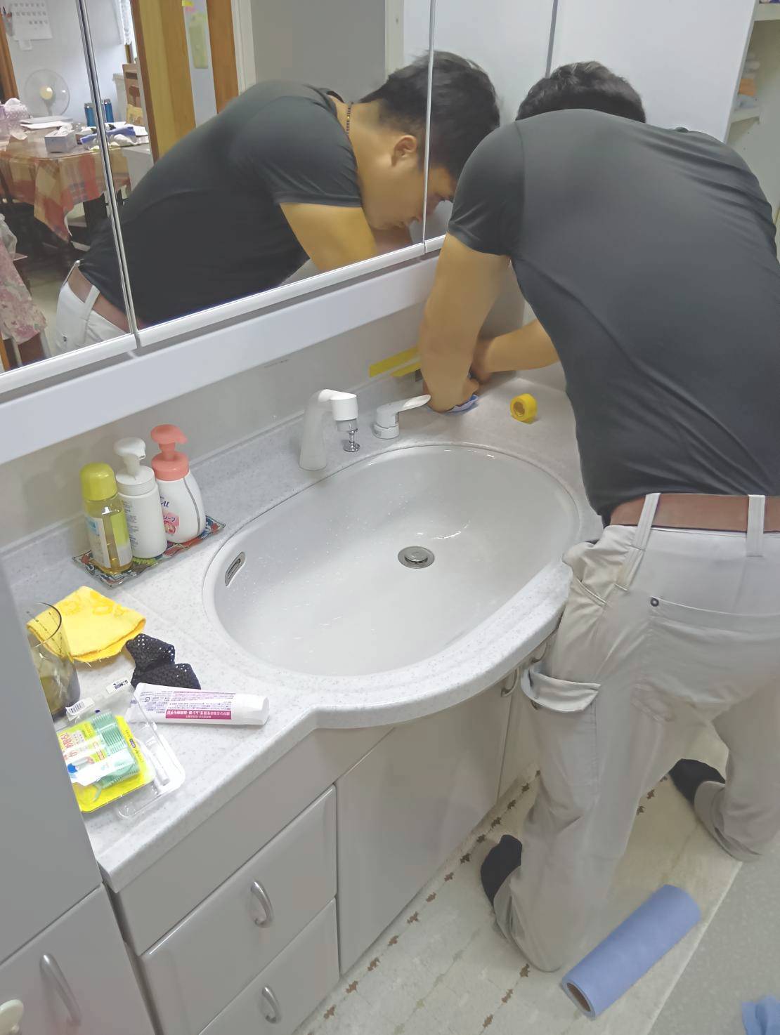 既存の構造を確認し、納まりと使いやすさを考えた三面鏡をご提案