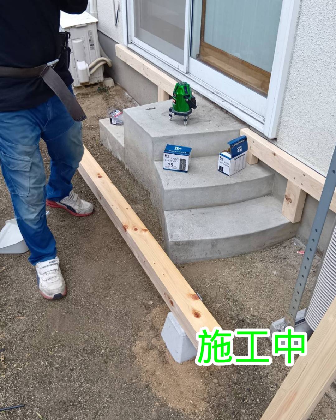 既存階段を活用した濡れ縁の新設と木材保護塗装