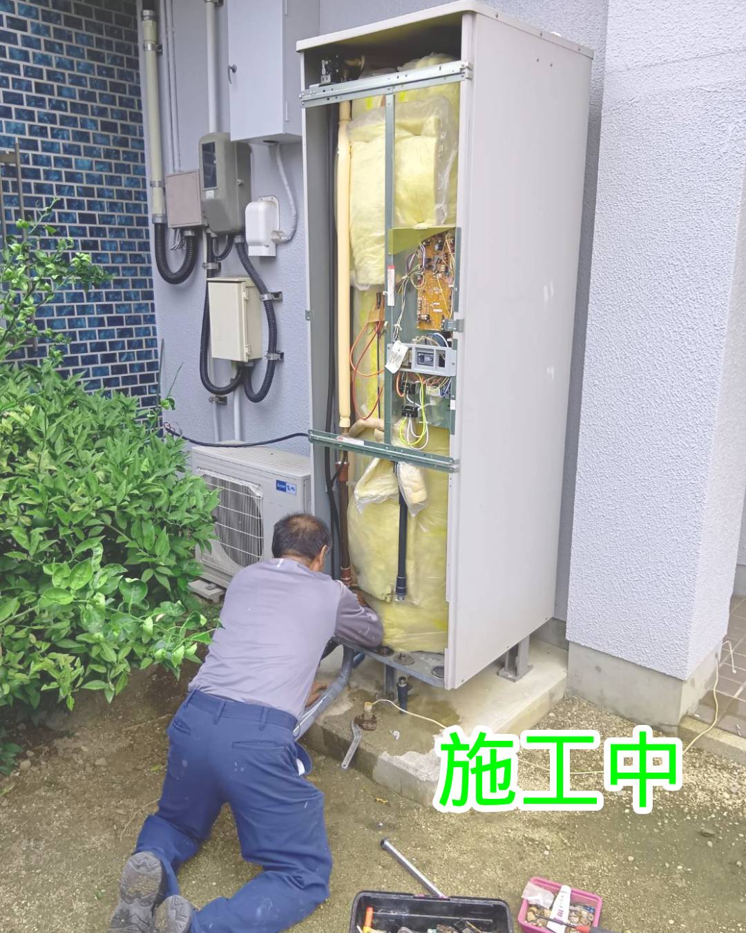 既存機器を撤去し、コンクリート台を新設してエコキュートを交換