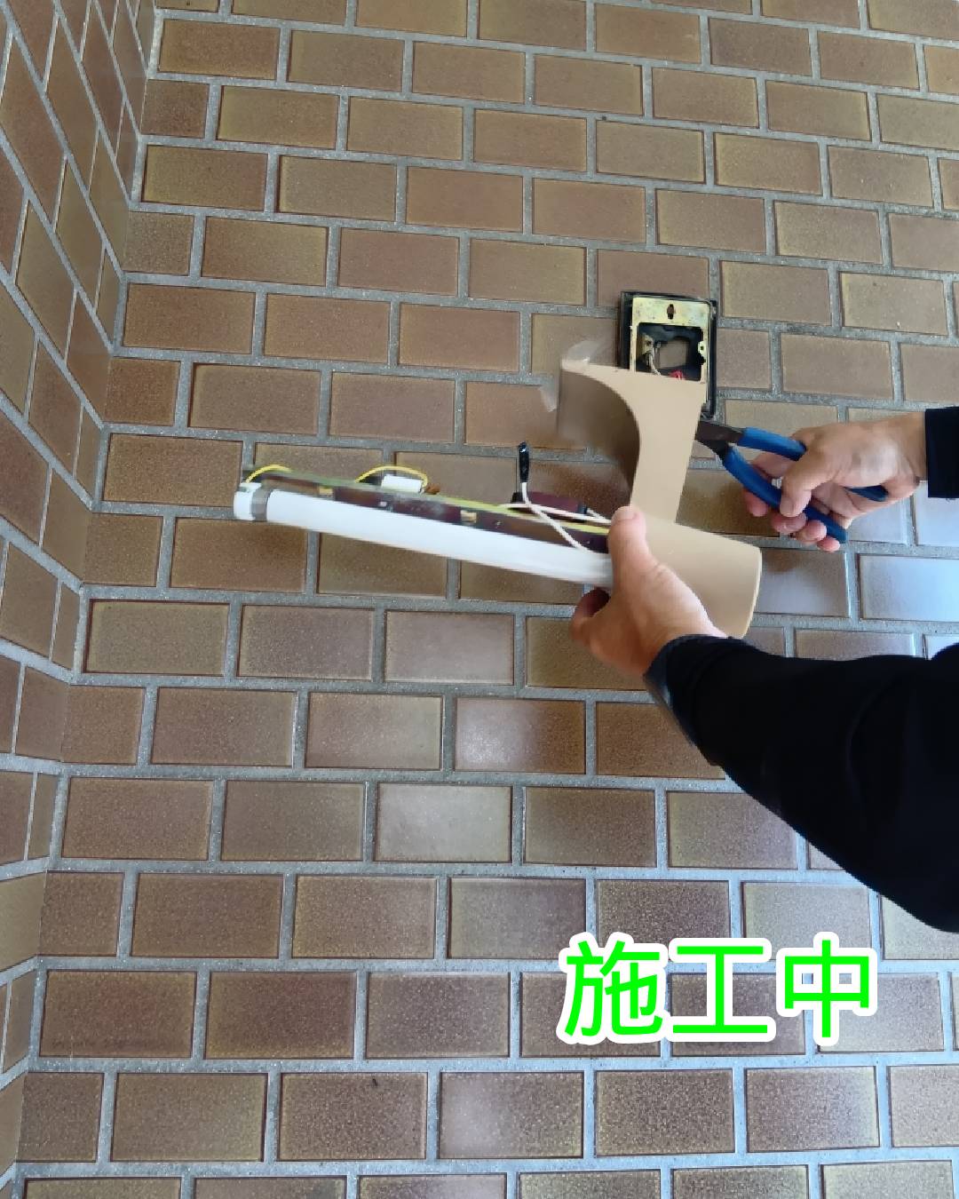 既設の玄関灯を活用し、ご予算に合わせた防犯ライトの設置をご提案