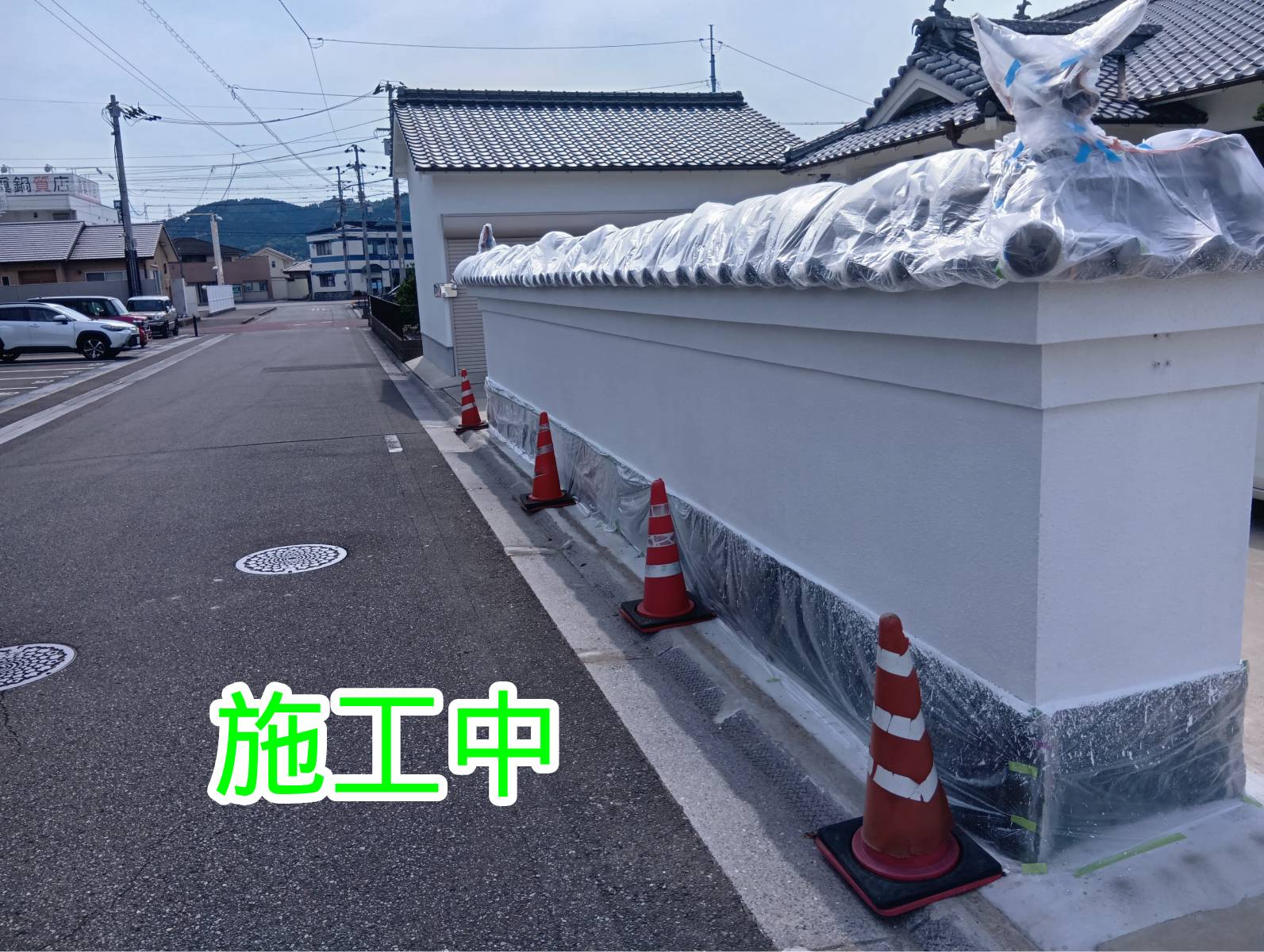 下地補修と塗装を組み合わせ、塀の表面を丁寧に再生