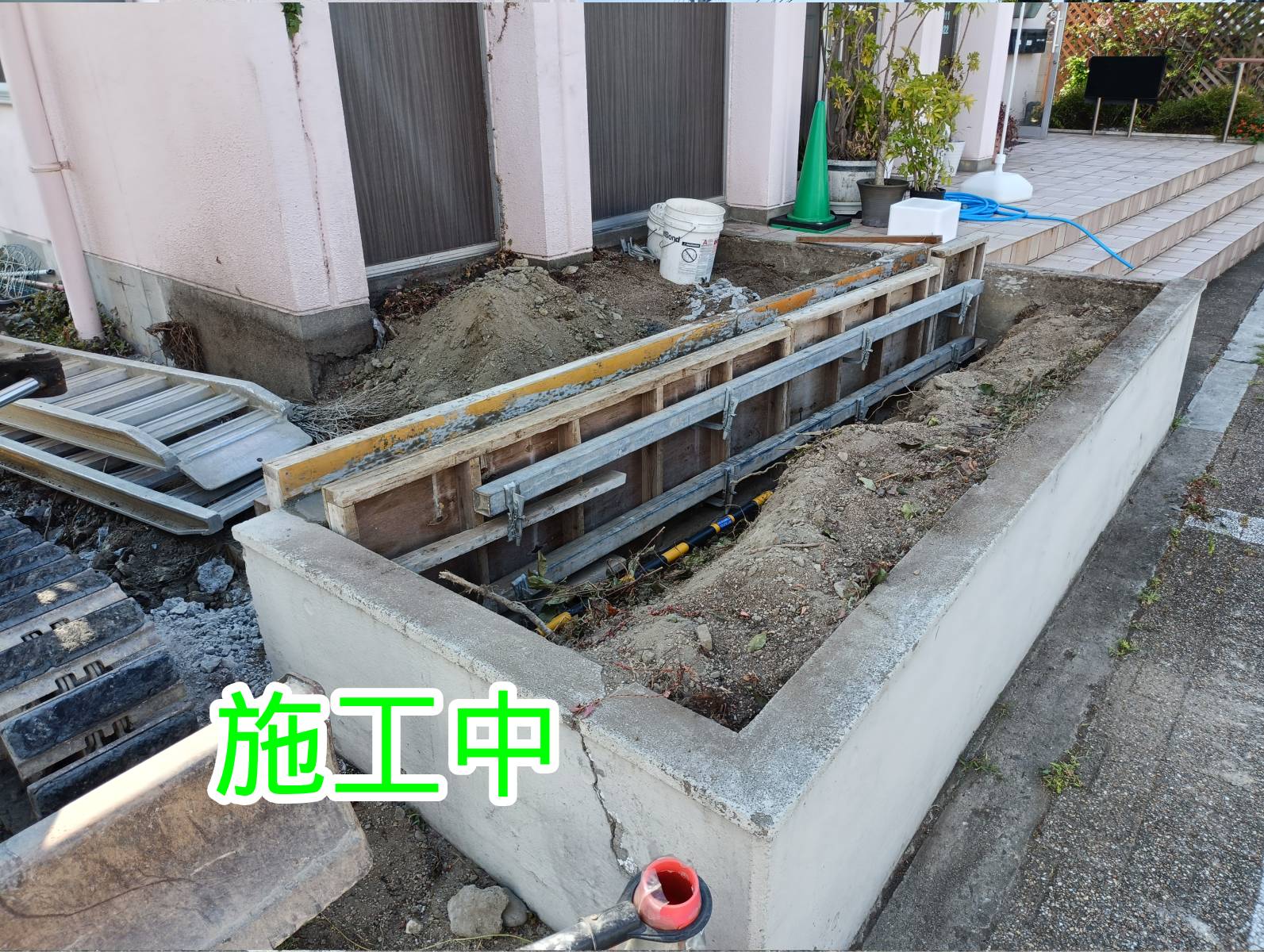 花壇を残しながら、移動しやすいスロープと手すりを新設