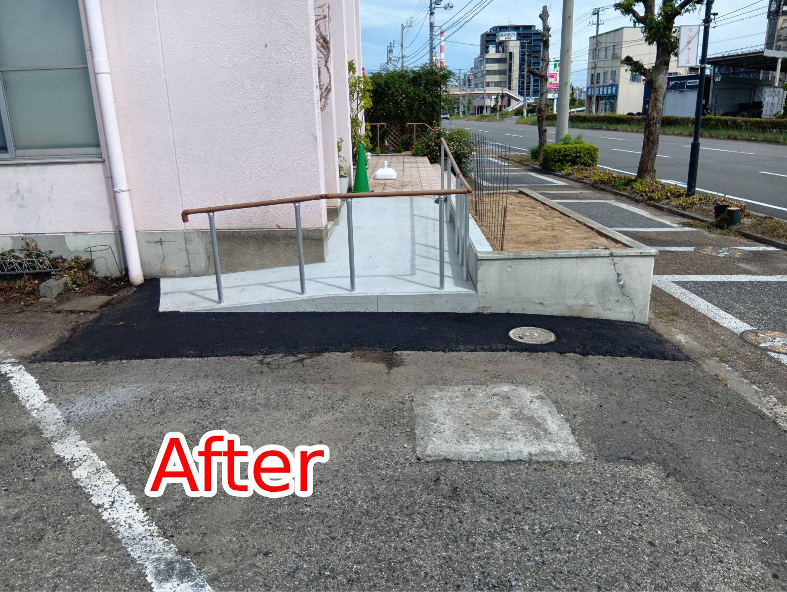 花壇を残しながら、移動しやすいスロープと手すりを新設