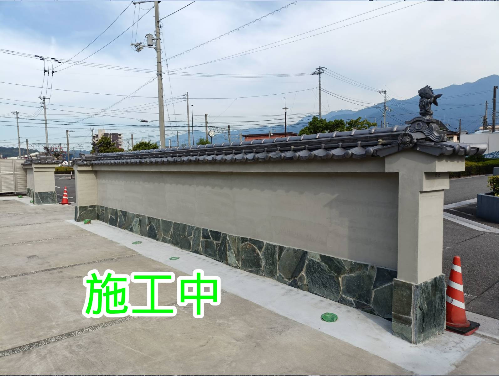 下地補修と塗装を組み合わせ、塀の表面を丁寧に再生